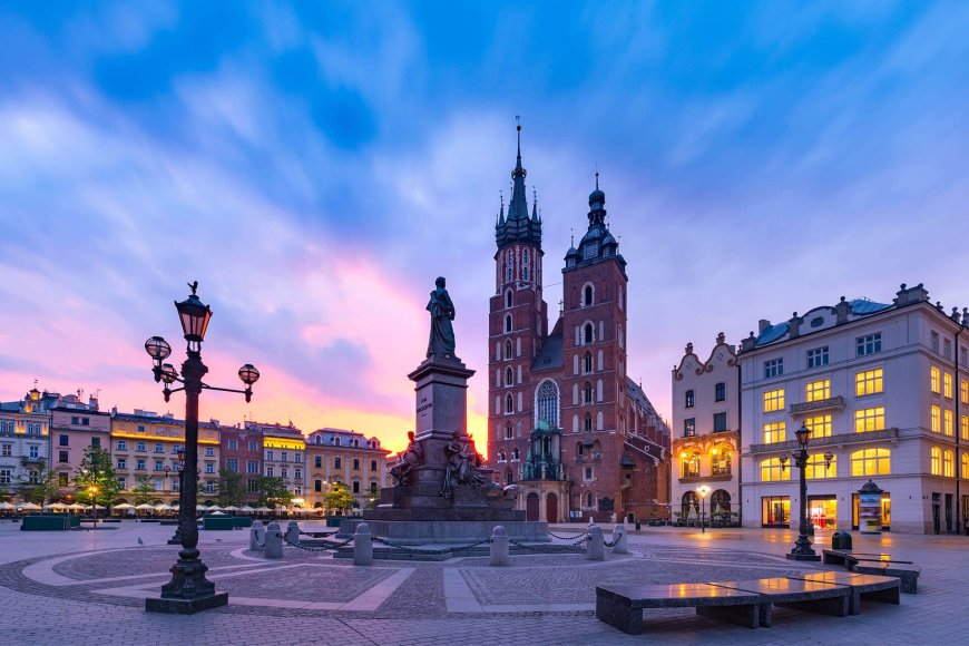 Poland to Implement Dual Minimum Wage Hikes in 2024, Confirms Minister