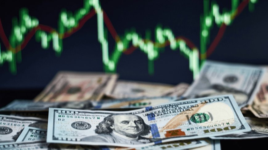 Dollar Strengthens, Pound at 14-Month High Ahead of Bank of England Decision