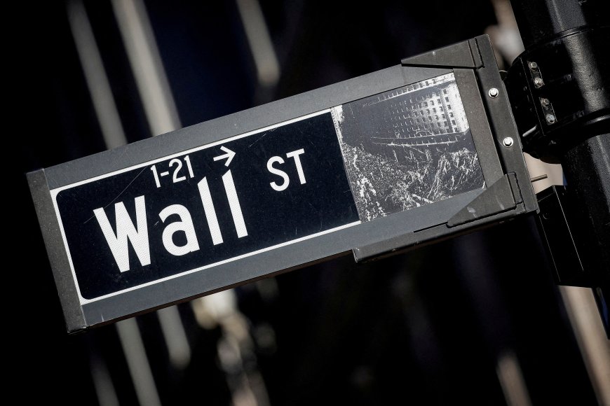 Wall Street Retreats as Investors Anticipate Nvidia Results and Fed Minutes